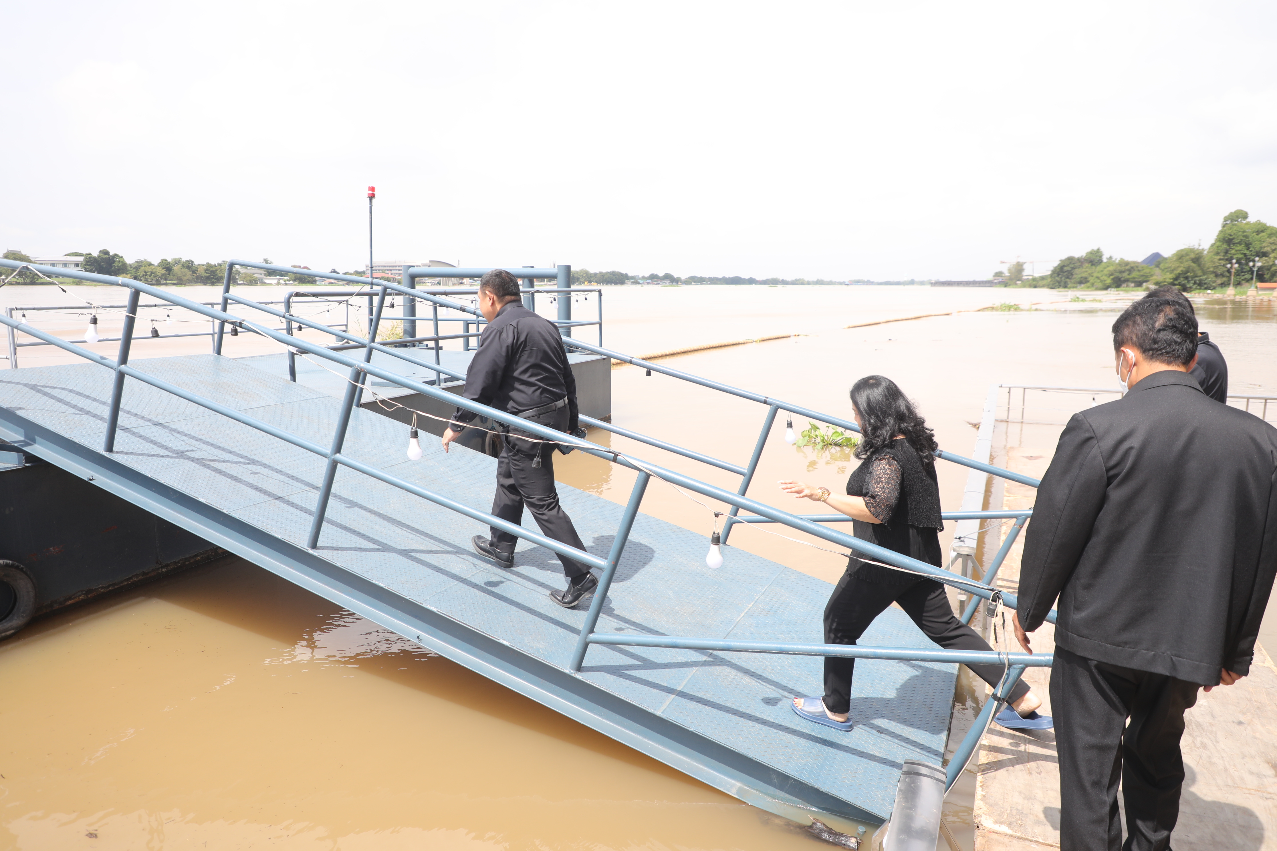 title - เลขาธิการ ส.ป.ก. นายเศรษฐเกียรติ กระจ่างวงษ์ ลงตรวจความเรียบร้อยของงาน 